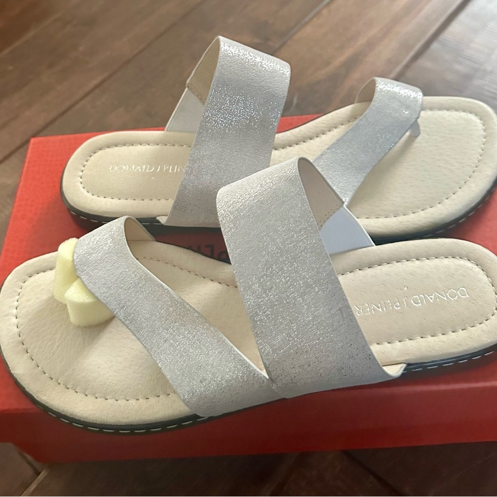 Donald J. Pliner Geri-Women's Sandals - Silver women’s 9.5 ( new) - Picture 3 of 8